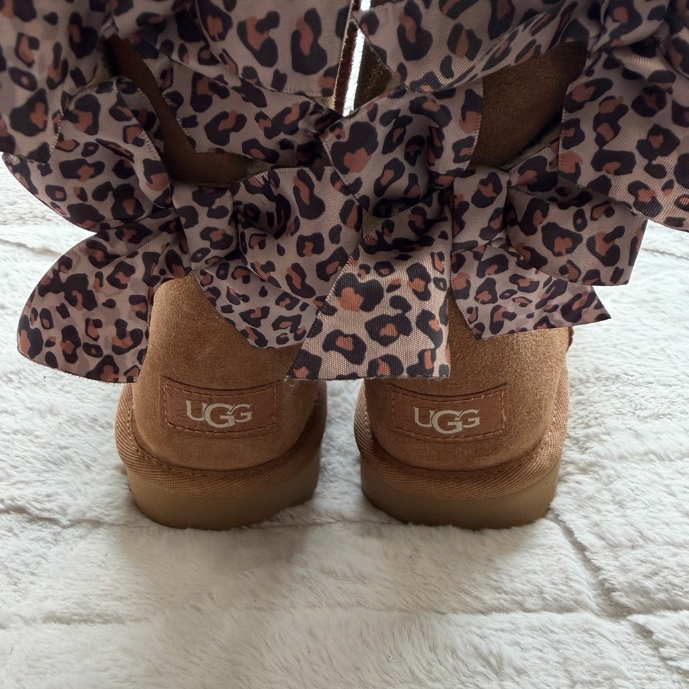 Like NEW! $209 UGG Genuine Shearling Bailey Bow Chestnut Boot 10 - Picture 4 of 8